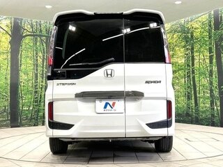 2017 Honda Stepwgn Spada V Рестайлинг, белый, 1550000 рублей, вид 4