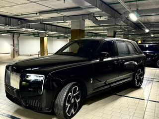 2025 Rolls-Royce Cullinan Black Badge I Рестайлинг (Series II), чёрный, 67500000 рублей, вид 3