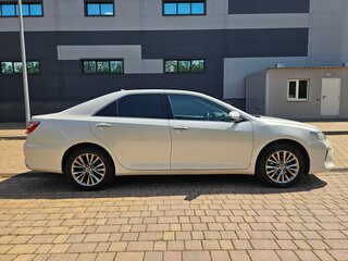 2016 Toyota Camry VII (XV50) Рестайлинг, белый, 1990000 рублей, вид 4