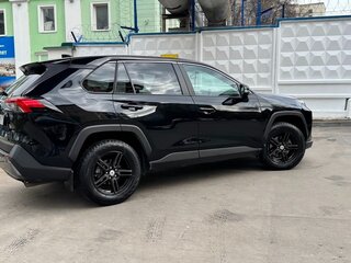 2021 Toyota RAV4 V (XA50), чёрный, 2600000 рублей, вид 4
