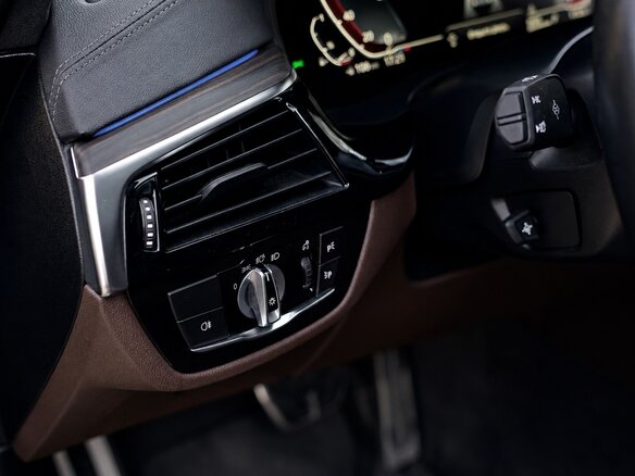 2020 BMW 5 серии 530i xDrive VII (G30/G31/G38) Рестайлинг, серый, 6000000 рублей - вид 19