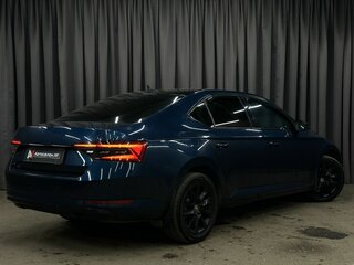 2020 Skoda Superb III Рестайлинг, синий, 1789777 рублей, вид 4
