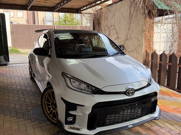 2021 Toyota Yaris IV, белый, 3550000 рублей - вид 1