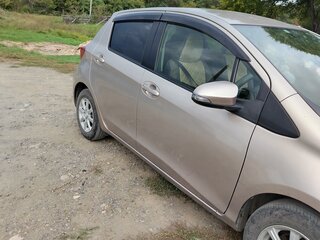 2015 Toyota Vitz III (XP130) Рестайлинг, серый, 830000 рублей, вид 4