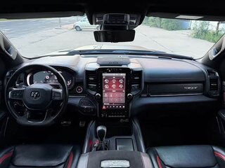 2026 Ram 1500 Crew Cab V Рестайлинг, чёрный, 8400444 рублей, вид 3