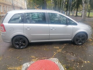 2013 Opel Zafira B Рестайлинг, серебристый, 650000 рублей, вид 2