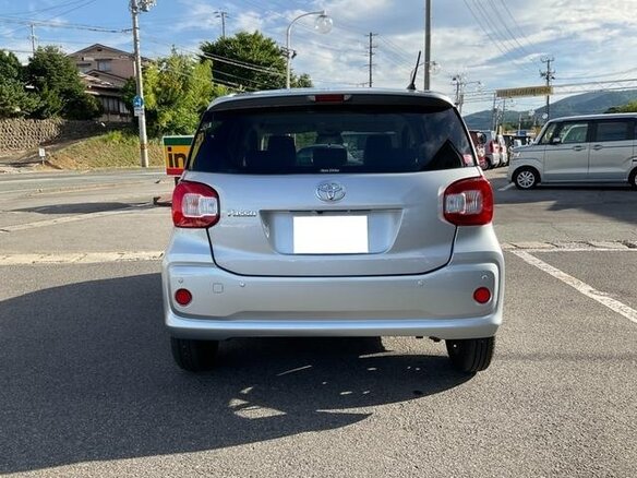 2021 Toyota Passo III Рестайлинг, серебристый, 720007 рублей - вид 3