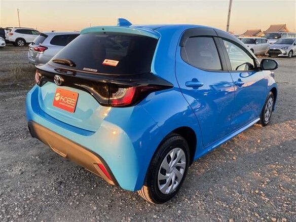 2022 Toyota Yaris IV, синий, 1030000 рублей - вид 3