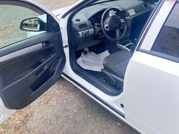 2011 Opel Astra H Рестайлинг, белый, 550000 рублей - вид 4