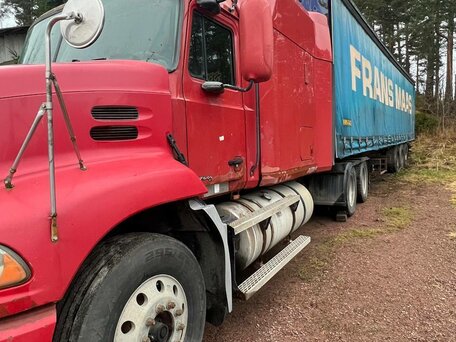 2002 Mack Vision (CX), красный, 500000 рублей, вид 2