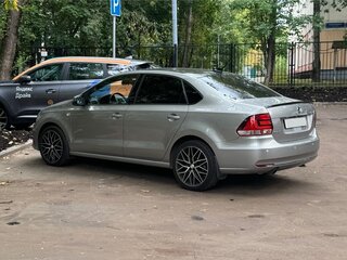 2017 Volkswagen Polo V Рестайлинг, серебристый, 1220000 рублей, вид 1