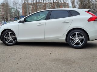 2017 Volvo V40 II Рестайлинг, белый, 1700000 рублей, вид 2