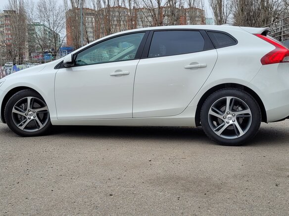 2017 Volvo V40 II Рестайлинг, белый, 1650000 рублей - вид 1