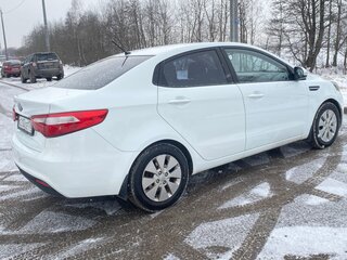 2011 Kia Rio 5-speed III, белый, 650000 рублей, вид 5