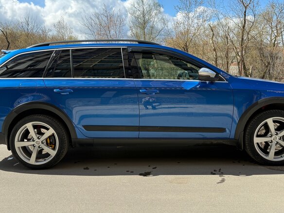 2017 Skoda Octavia Scout III (A7), синий, 2450000 рублей - вид 3