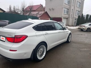 2009 BMW 5 серии Gran Turismo 550i VI (F10/F11/F07), белый, 1200000 рублей, вид 4