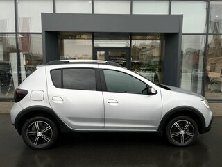 2021 Renault Sandero Stepway II Рестайлинг, серебристый, 1320000 рублей, вид 4