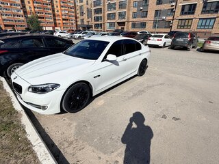 2013 BMW 5 серии 530d xDrive VI (F10/F11/F07), белый, 1800000 рублей, вид 3