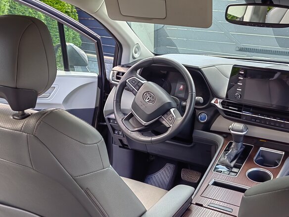 2021 Toyota Sienna IV, серый, 3560000 рублей - вид 4