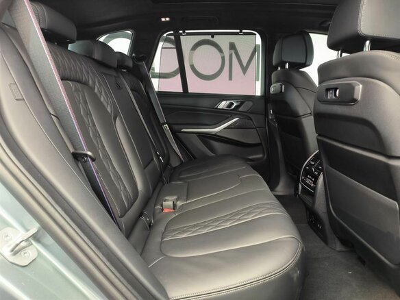 2025 BMW X5 M60i IV (G05/G18) Рестайлинг, серый - вид 8