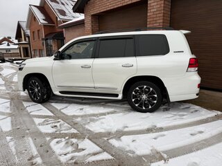 2019 Toyota Land Cruiser 200 Series Рестайлинг 2, белый, 9500000 рублей, вид 4