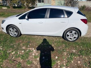 2013 Opel Astra J Рестайлинг, белый, 700000 рублей, вид 3