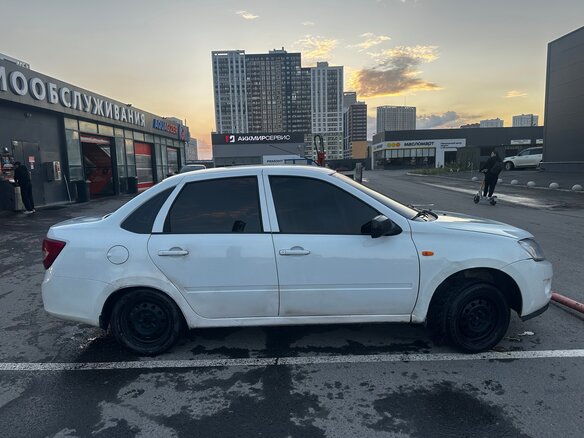 2013 Lada (ВАЗ) Granta I, белый, 320000 рублей - вид 2