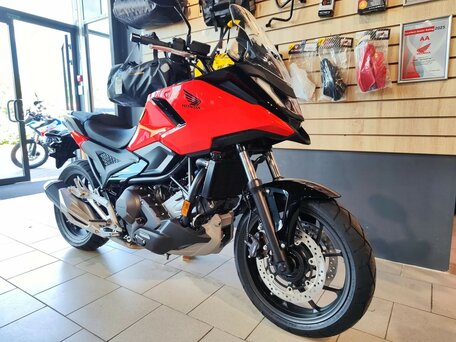 2026 Honda NC 750X, красный, 1499900 рублей, вид 2