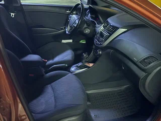 2015 Hyundai Solaris I Рестайлинг, оранжевый, 680000 рублей, вид 3