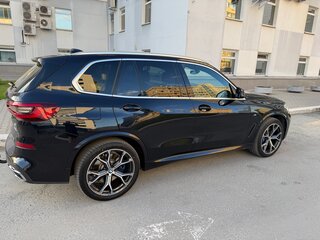 2020 BMW X5 45e IV (G05/G18), чёрный, 8500000 рублей, вид 2