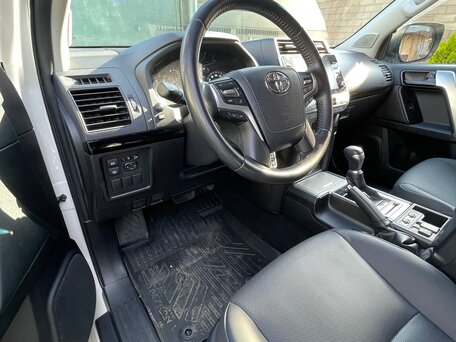 2022 Toyota Land Cruiser Prado 150 Series Рестайлинг 3, белый, 5990000 рублей, вид 5