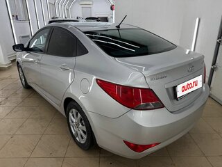2014 Hyundai Solaris I Рестайлинг, серебристый, 925000 рублей, вид 5