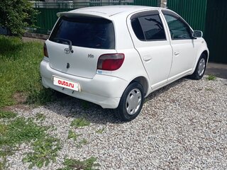 2001 Toyota Vitz I (P10), белый, 355000 рублей, вид 2
