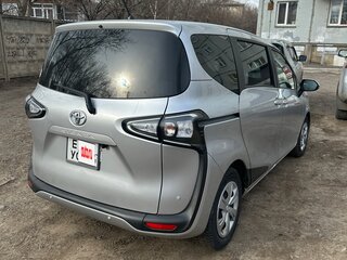 2022 Toyota Sienta II Рестайлинг, серебристый, 1430000 рублей, вид 5