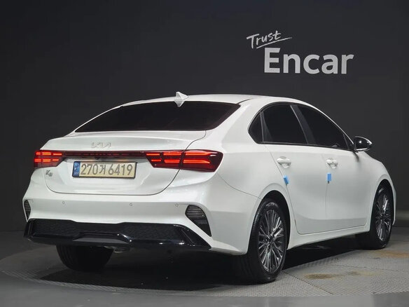 2021 Kia K3 II Рестайлинг, белый - вид 1