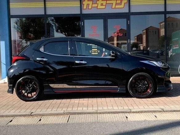 2022 Toyota Yaris IV, чёрный, 959027 рублей - вид 6