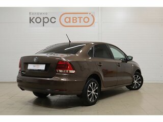 2016 Volkswagen Polo V Рестайлинг, коричневый, 1022000 рублей, вид 3