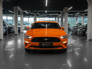 2020 Ford Mustang VI Рестайлинг, оранжевый, 3630000 рублей, вид 3