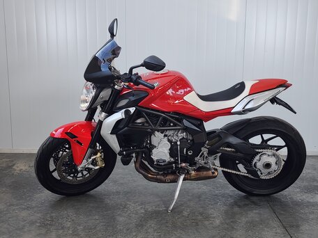 2013 MV Agusta Brutale 675, красный, 529000 рублей, вид 5