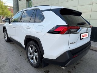 2022 Toyota RAV4 V (XA50), белый, 4200000 рублей, вид 2