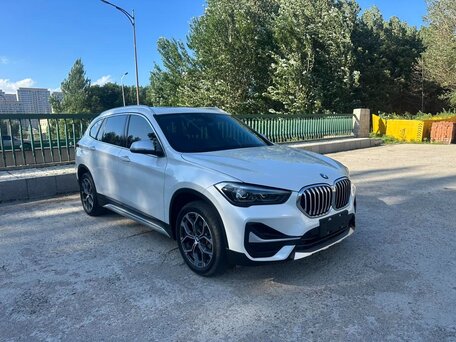 2022 BMW X1 18i sDrive II (F48) Рестайлинг, белый, 2233000 рублей, вид 3