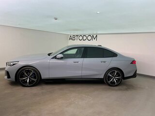 2026 BMW 5 серии 530i xDrive VIII (G60/G61/G68), серый, 10050000 рублей, вид 4