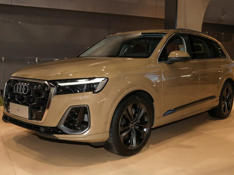 2026 Audi Q7 45 TFSI II (4M) Рестайлинг 2, бежевый, 7700000 рублей, вид 1
