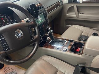2010 Volkswagen Touareg I Рестайлинг, чёрный, 1985000 рублей, вид 4