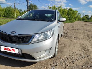 2013 Kia Rio 5-speed III, серебристый, 800000 рублей, вид 2