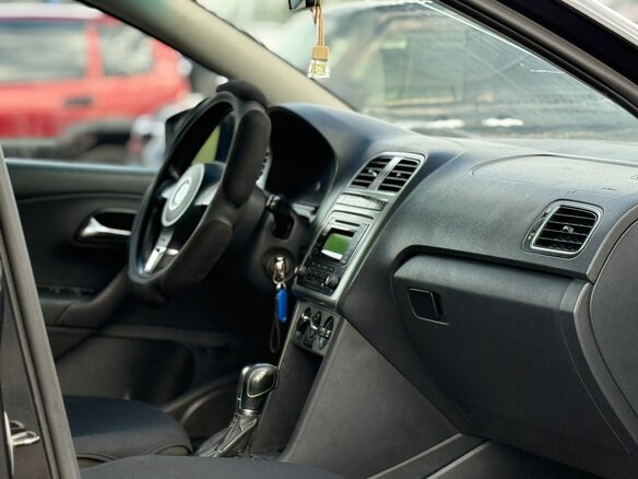 2013 Volkswagen Polo V, чёрный, 439999 рублей - вид 14