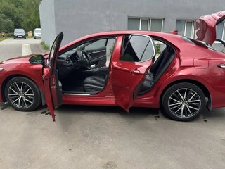 2021 Toyota Camry VIII (XV70) Рестайлинг, красный, 3050000 рублей, вид 1