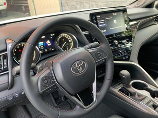 2021 Toyota Camry VIII (XV70) Рестайлинг, белый, 5500000 рублей, вид 5