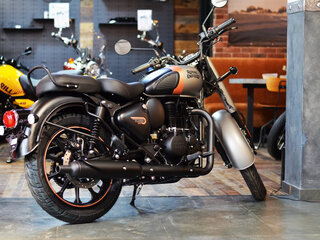 2025 Royal Enfield Classic 350, серебристый, 499500 рублей, вид 2