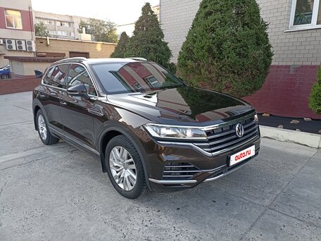 2018 Volkswagen Touareg III, коричневый, 4299000 рублей, вид 3